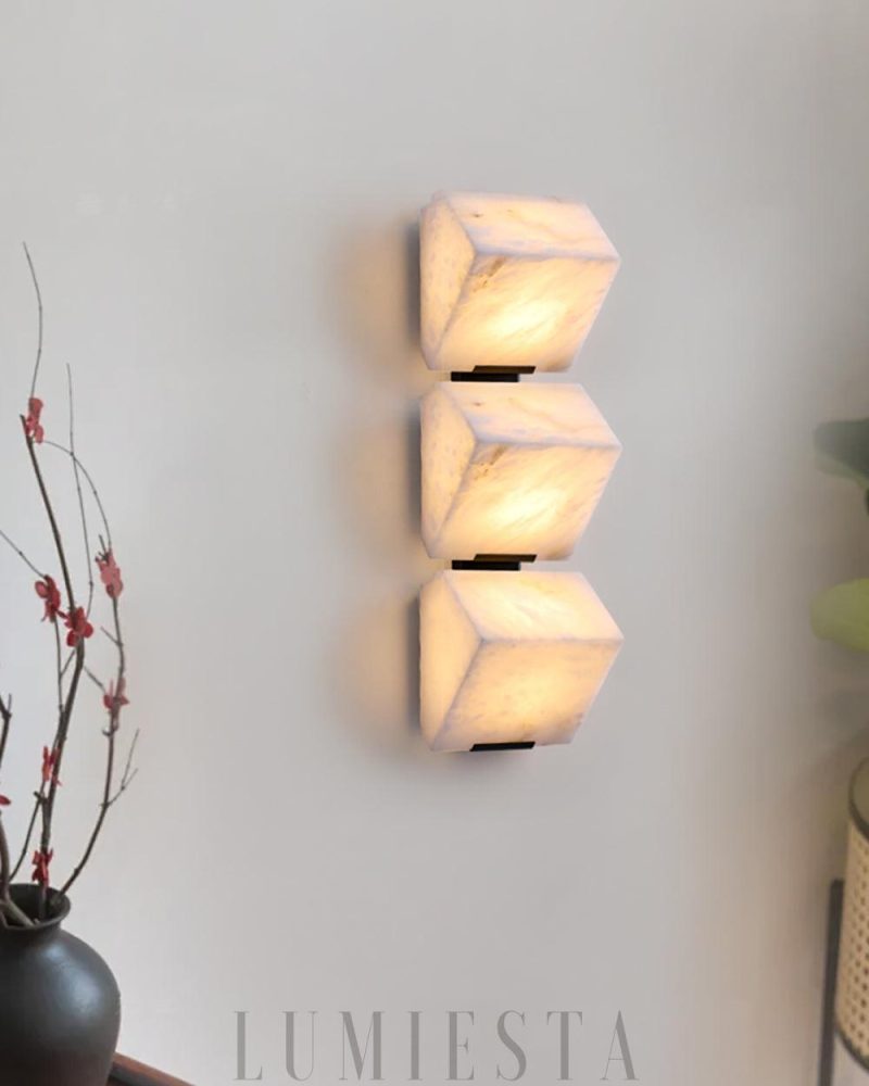 Nowoczesna lampa ścienna Alabaster z czarnym i białym wykończeniem