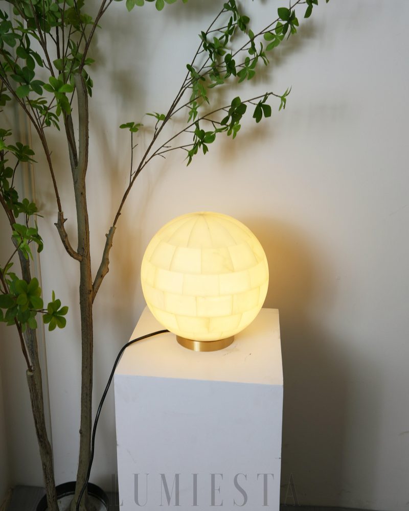Lampa stołowa kula alabastrowa w mosiężnej podstawie 28cm