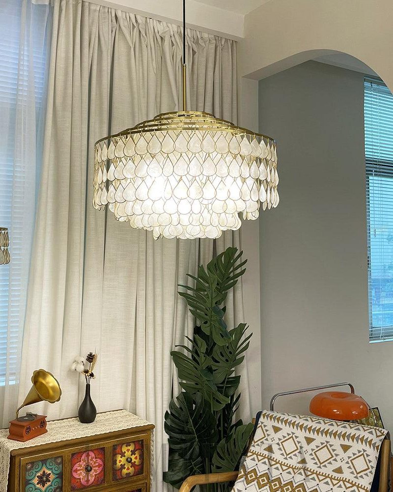 Lampa wisząca Teardrops z muszelkami w złotym kolorze