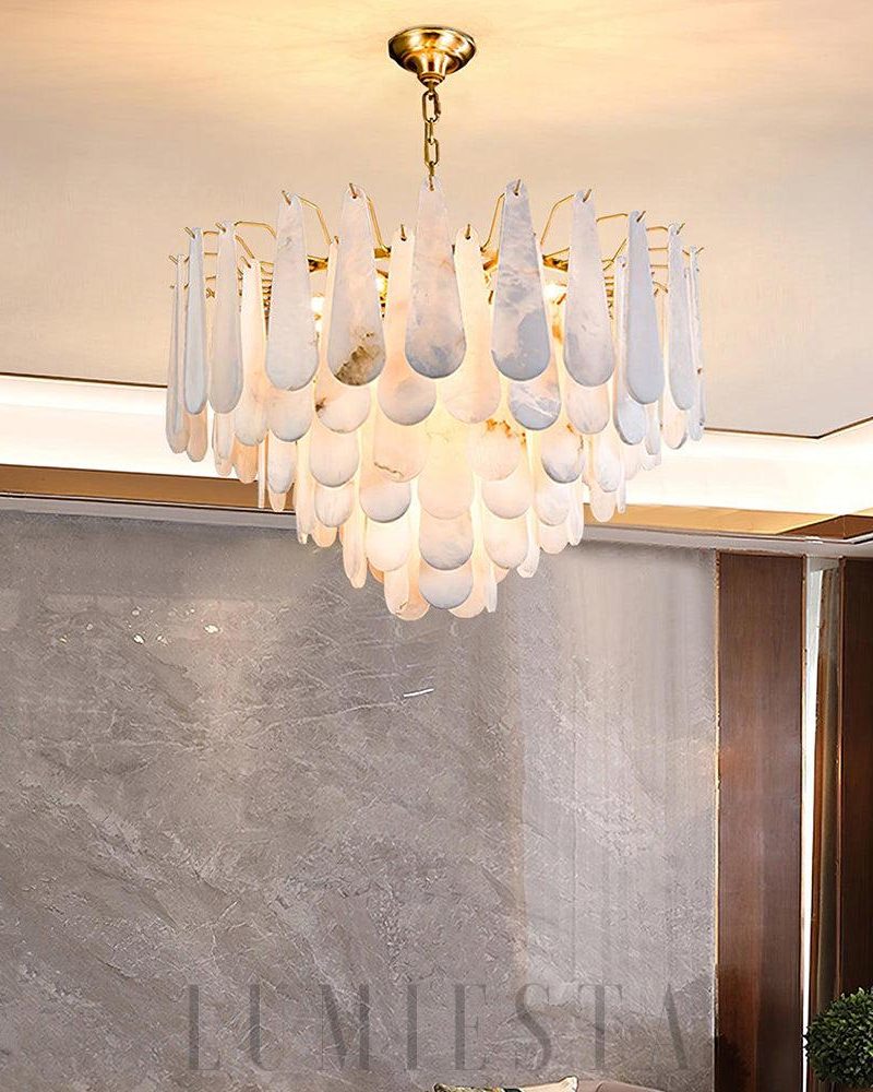 Lampa wisząca Alabaster Leon w kształcie kropli mosiądzowa