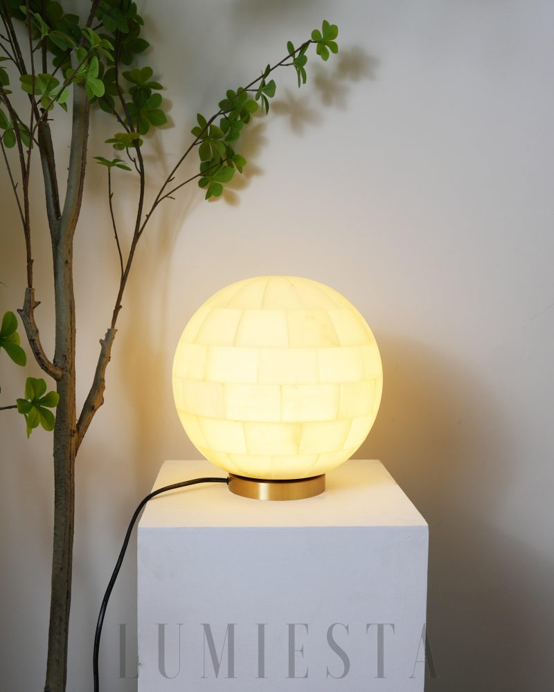 Lampa stołowa kula alabastrowa w mosiężnej podstawie 28cm