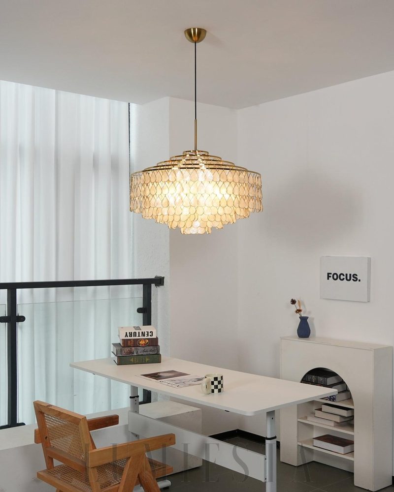 Lampa wisząca Teardrops z muszelkami w złotym kolorze