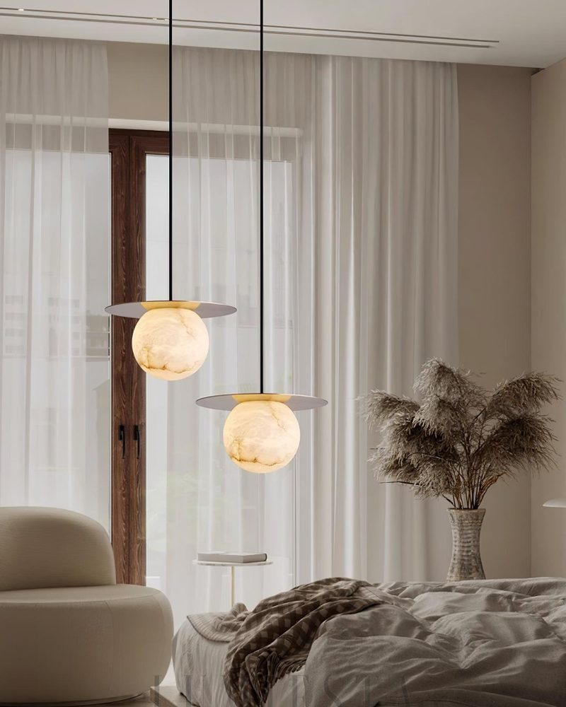 Lampa wisząca Borra w stylu mosiądzu z alabastrową kulą