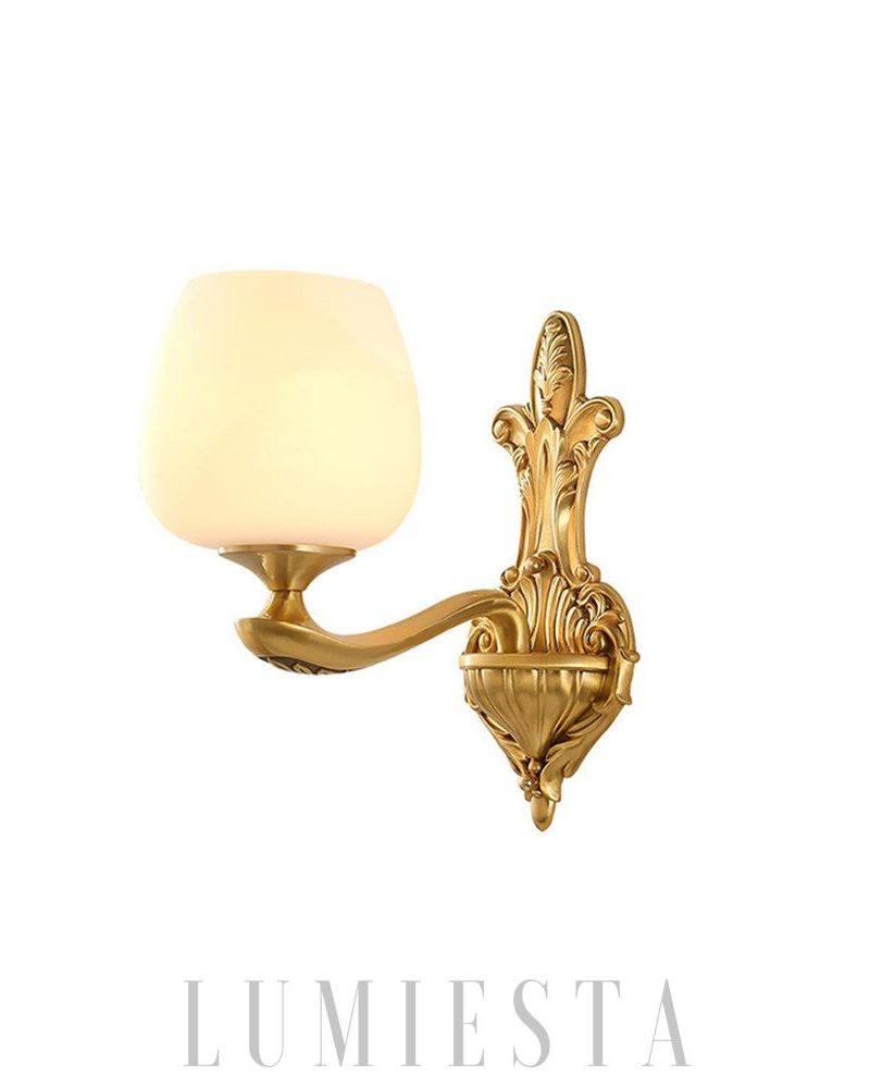 Lampa ścienna mosiężna z szklanym kloszem w stylu vintage