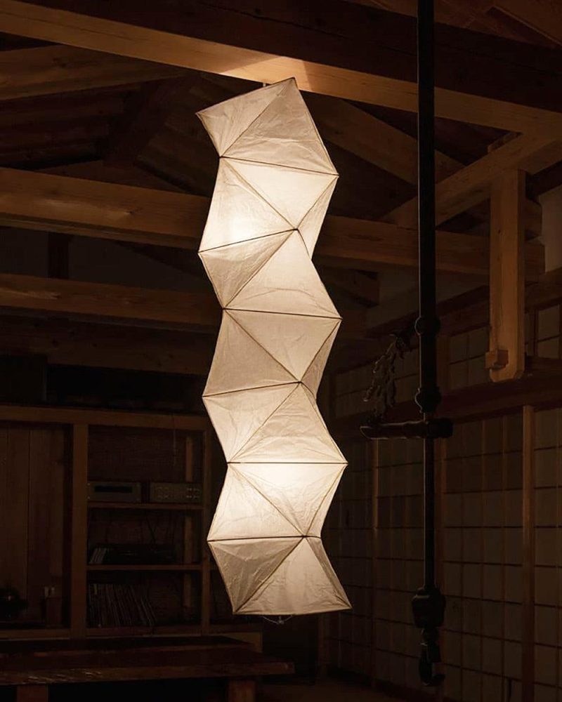 Lampa wisząca Akari L8 w białym kolorze o eleganckim kształcie