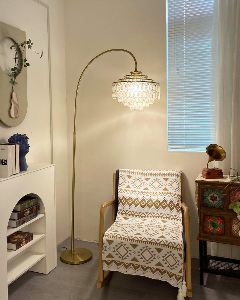 Lampa podłogowa Shell Teardrops w stylu złotym i białym