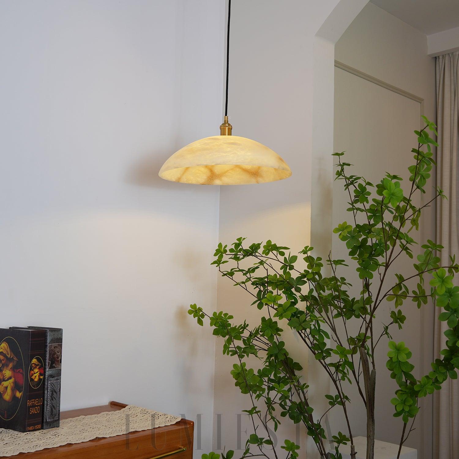 Lampa wisząca Alabastrowa kopuła stylowa mosiężna