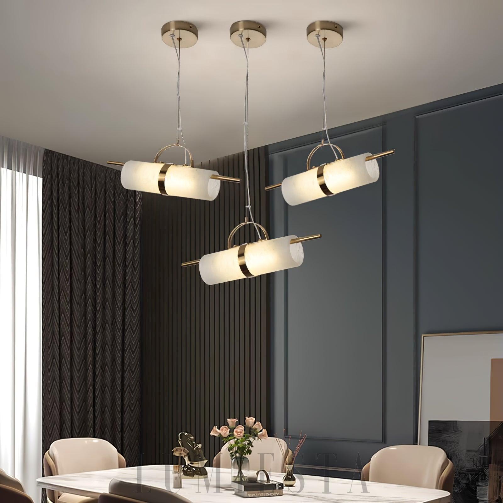 Mini lampa wisząca cylindryczna z alabastru w kolorze mosiądzu