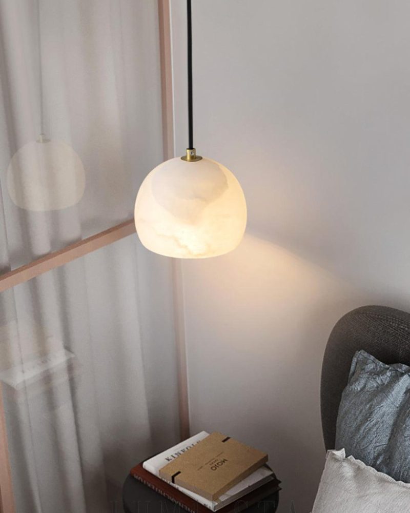 Lampa wisząca półokrągła z alabastru w białym i złotym kolorze