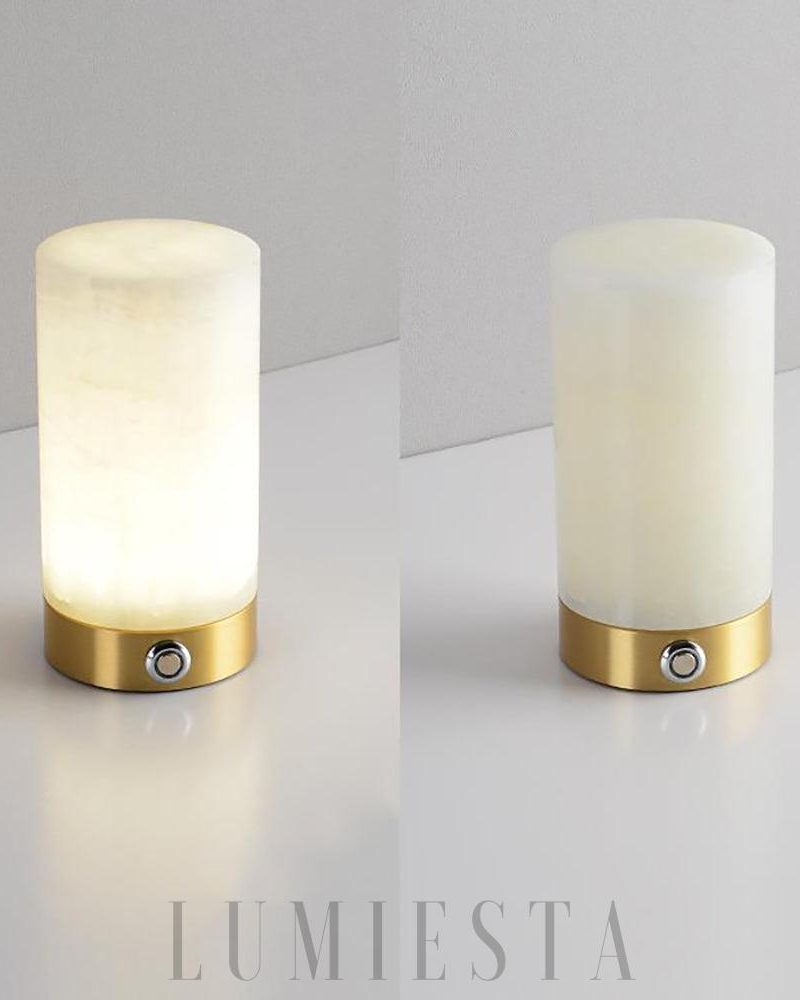 Lampa Stołowa Cylindryczna z Alabastru w Mosiężnej Obudowie