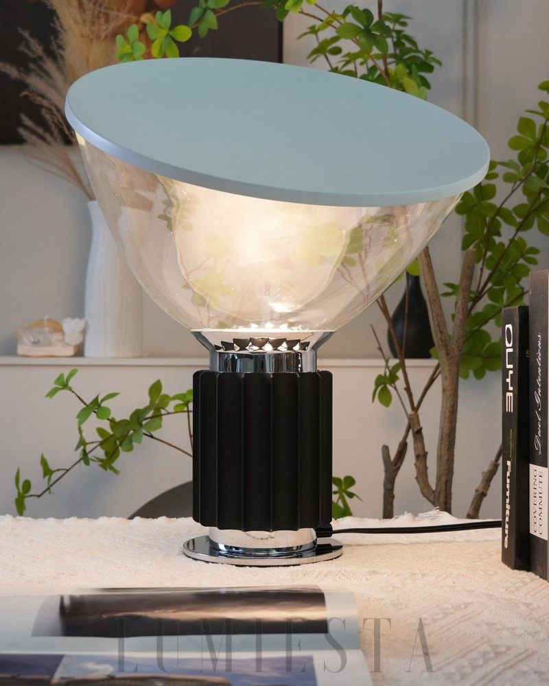 Lampa stołowa Taccia z przezroczystym kloszem i eleganckim designem