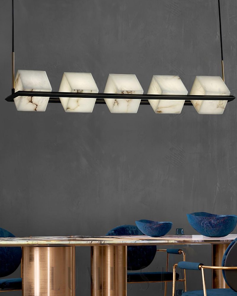 Lampa wisząca Alabaster kwadratowa z mosiężnymi detalami