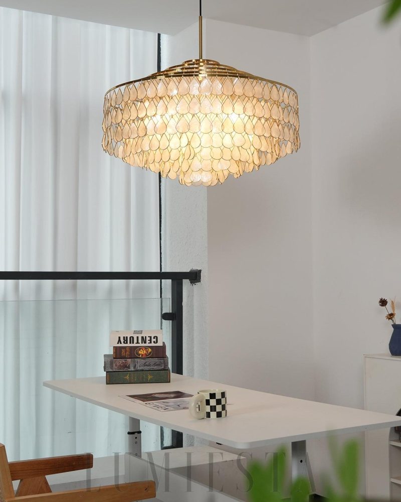 Lampa wisząca Teardrops z muszelkami w złotym kolorze