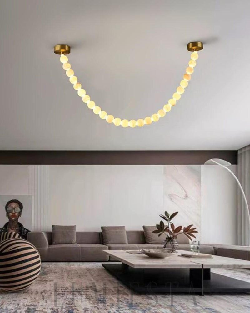 Onina - lampa wisząca w kształcie naszyjnika z alabastru