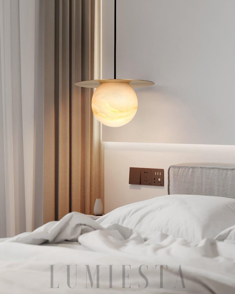 Lampa wisząca Borra w stylu mosiądzu z alabastrową kulą