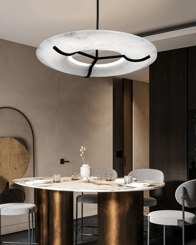 Lampa wisząca alabastrowa w kształcie okręgu z metalem