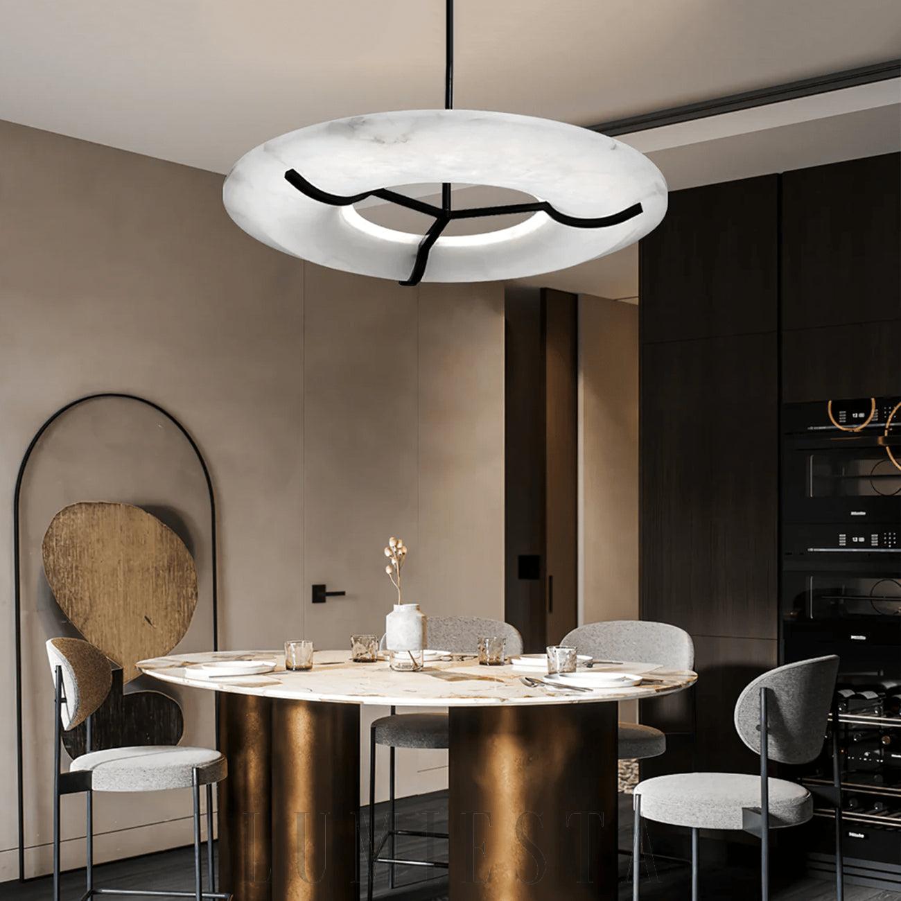Lampa wisząca alabastrowa w kształcie okręgu z metalem