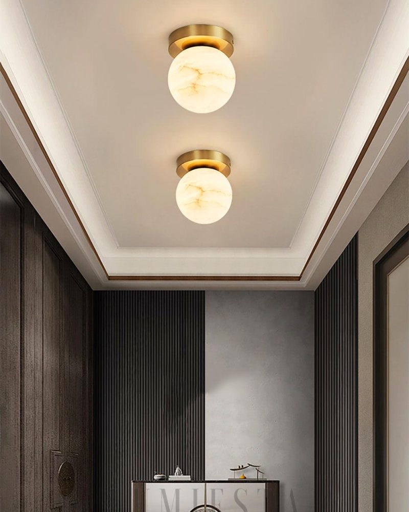 Lampa sufitowa Mosiądz z alabastrowym kloszem elegancki styl
