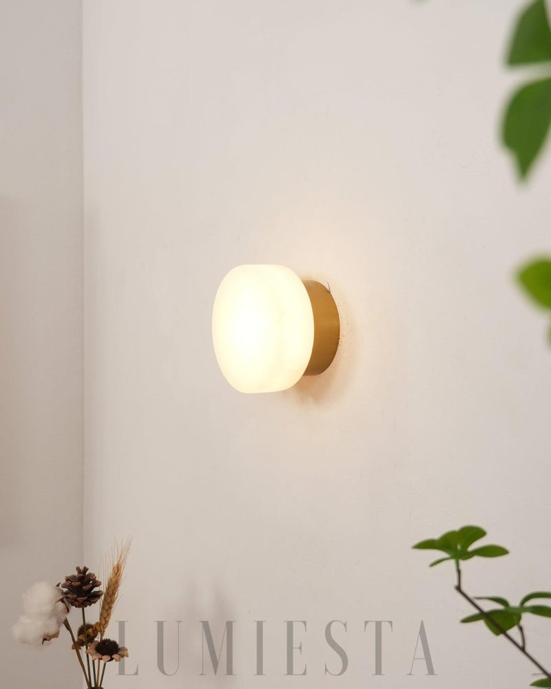 Lampa ścienna Domino A cylindryczna z alabastru w mosiądzu