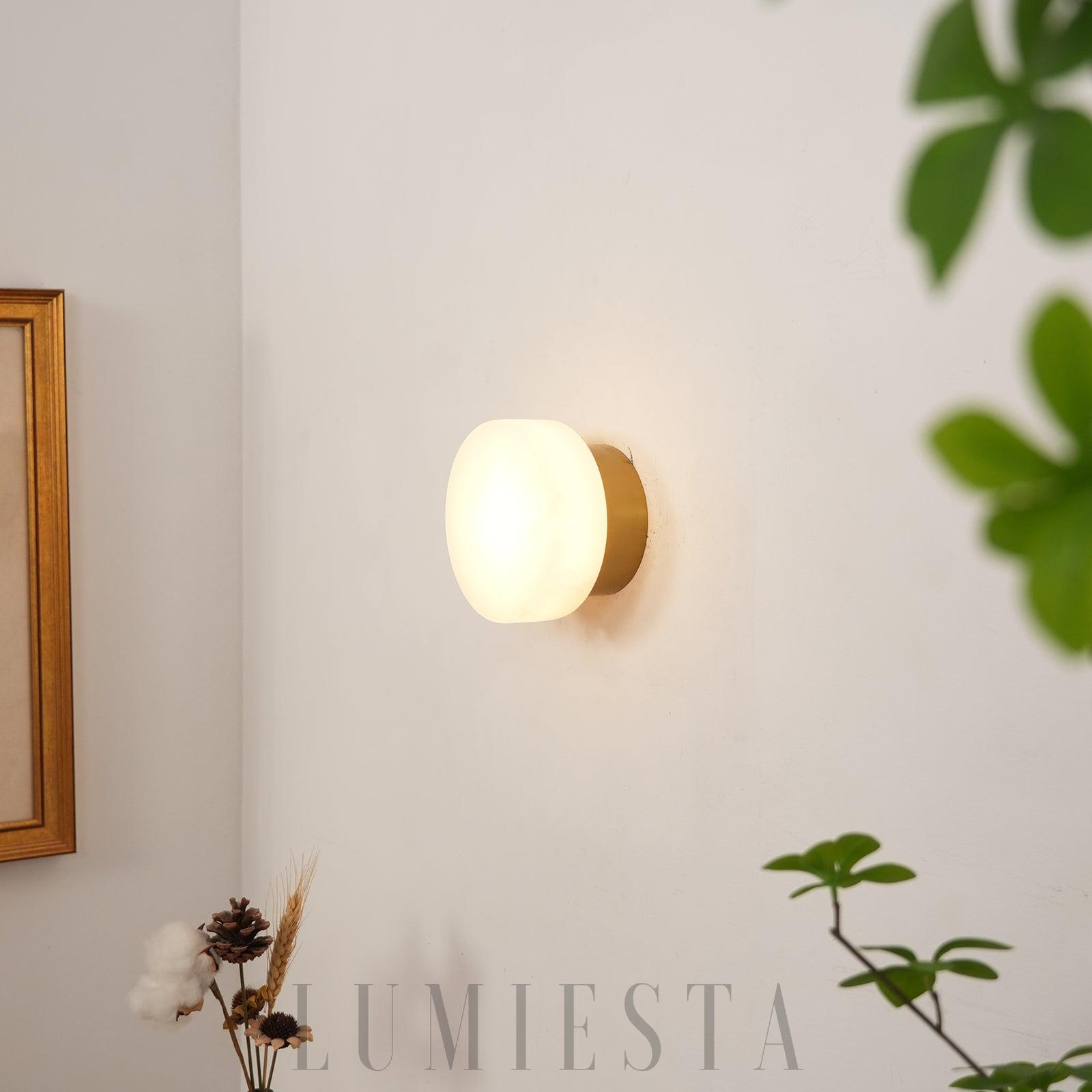 Lampa ścienna Domino A cylindryczna z alabastru w mosiądzu
