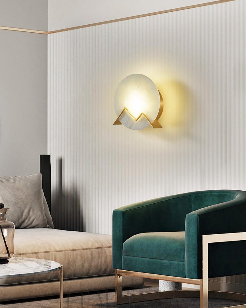 Lampa ścienna Alabaster M w kolorze mosiądzu i białym