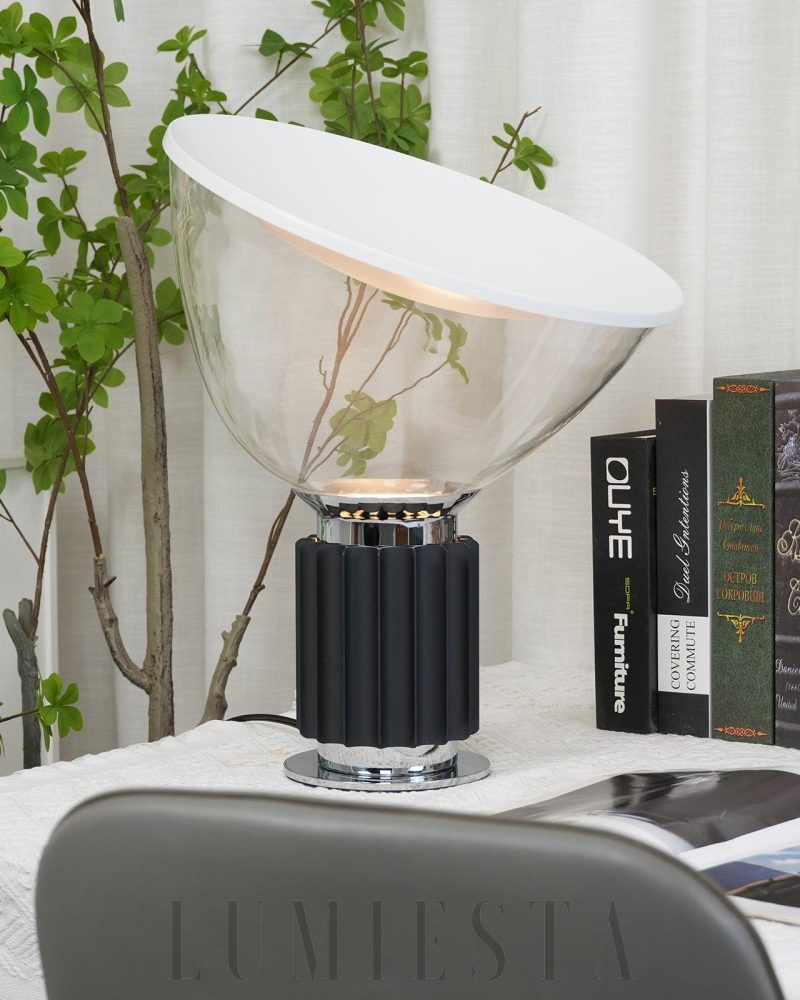 Lampa stołowa Taccia z przezroczystym kloszem i eleganckim designem