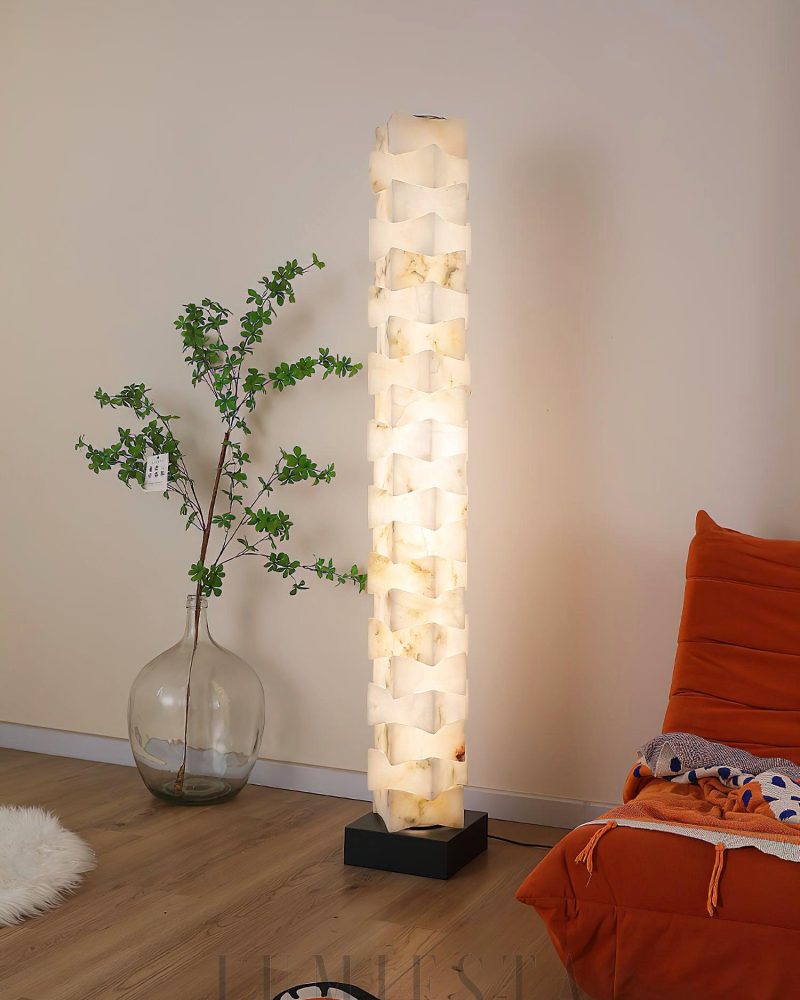 Lampa podłogowa z alabastru kwadratowa elegancka i nowoczesna