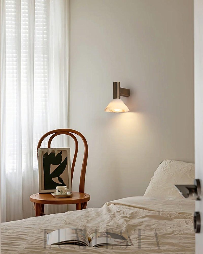 Lampa ścienna alabastrowa stożkowa w kolorze białym i złotym