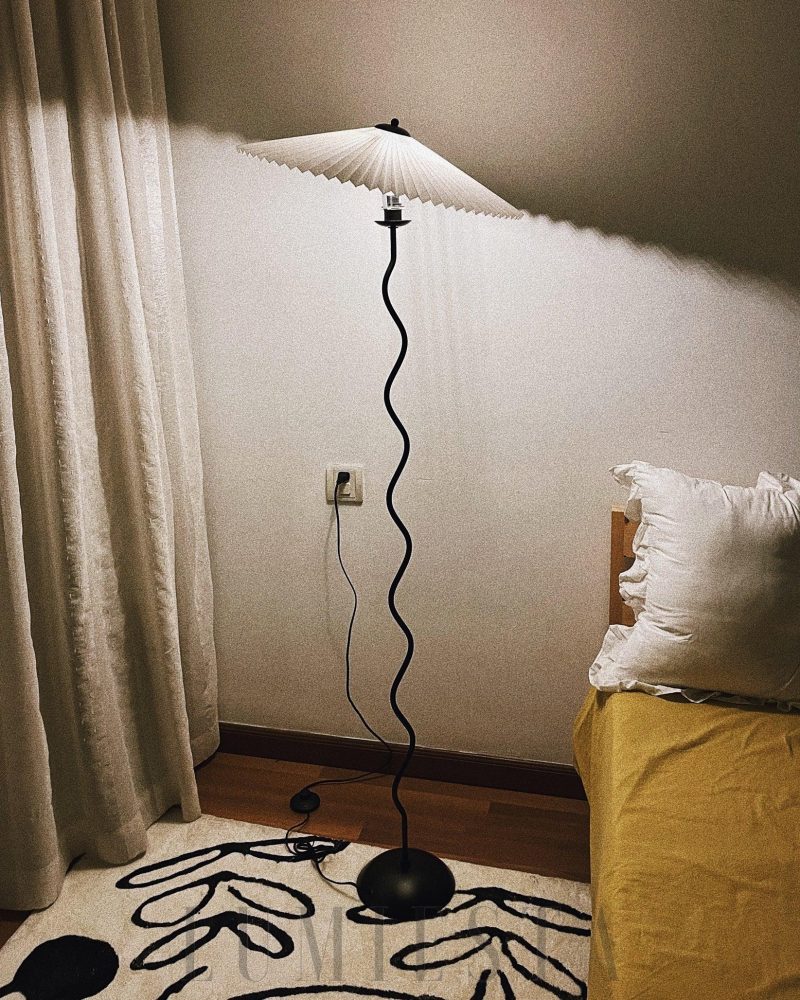 Lampa podłogowa Squiggle w stylu skandynawskim z falistym stelażem