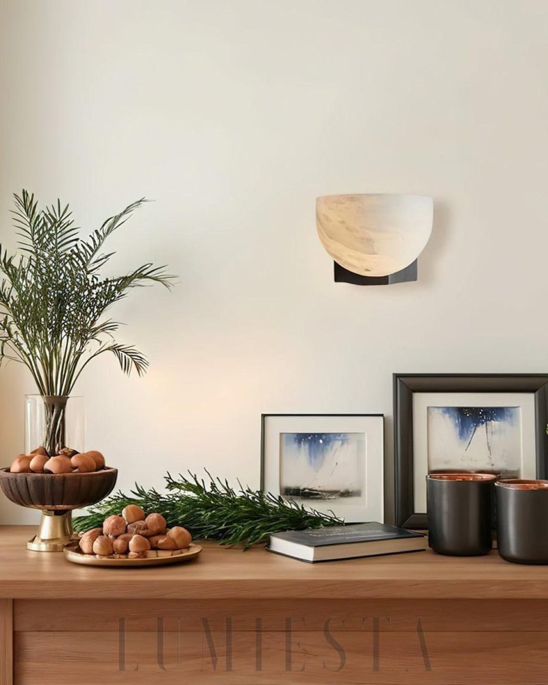 Lampa ścienna alabastrowa hemisferyczna w stylu nowoczesnym