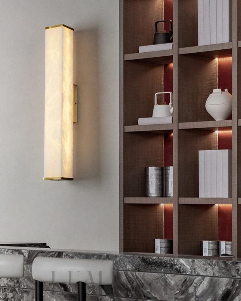 Nowoczesna lampa ścienna Cuboid z alabastrem w mosiądzu