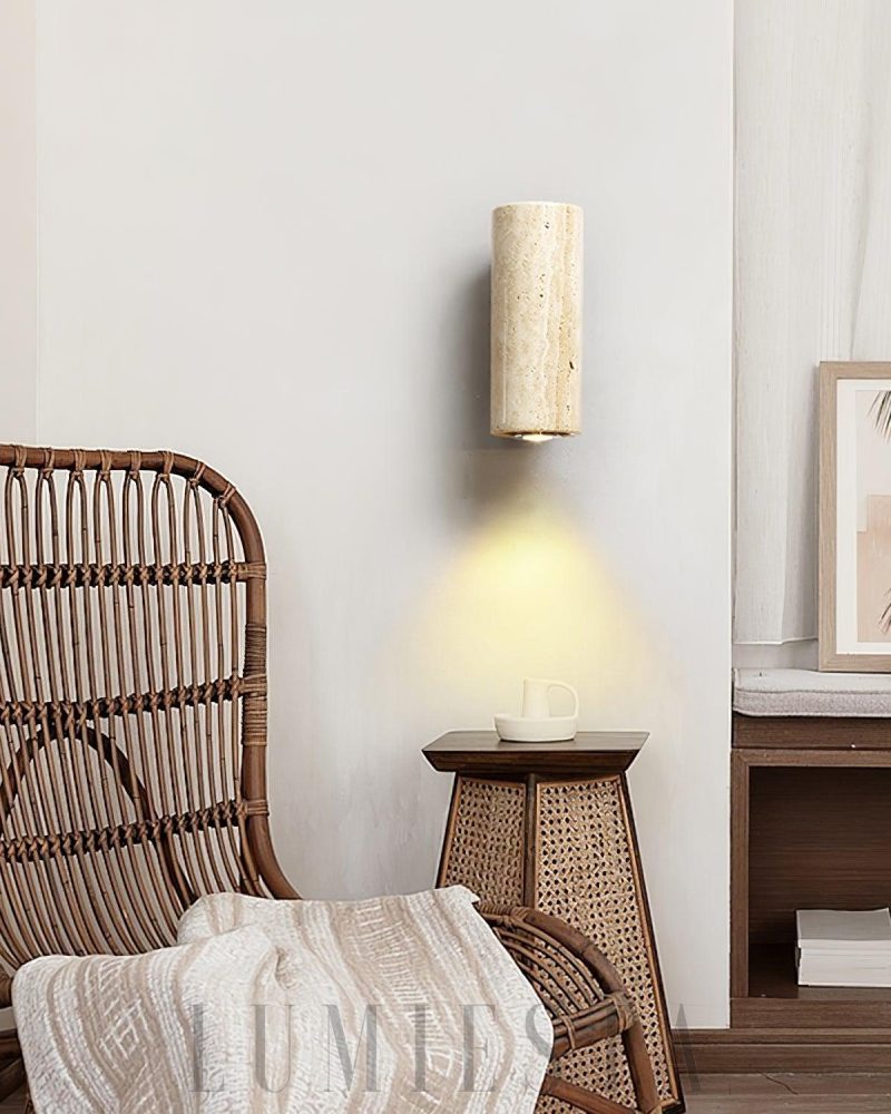 Lampa ścienna kolumna z travertynu w stylu minimalistycznym