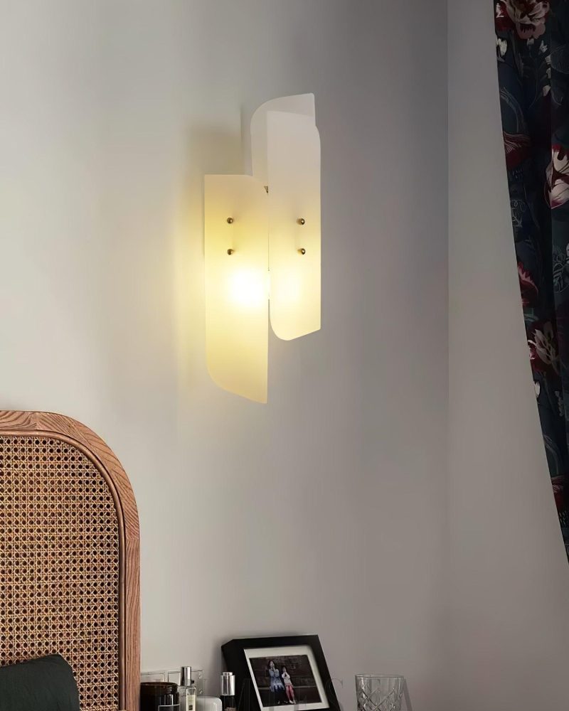 Mosiężna lampa ścienna Alabaster Megalith w eleganckim stylu