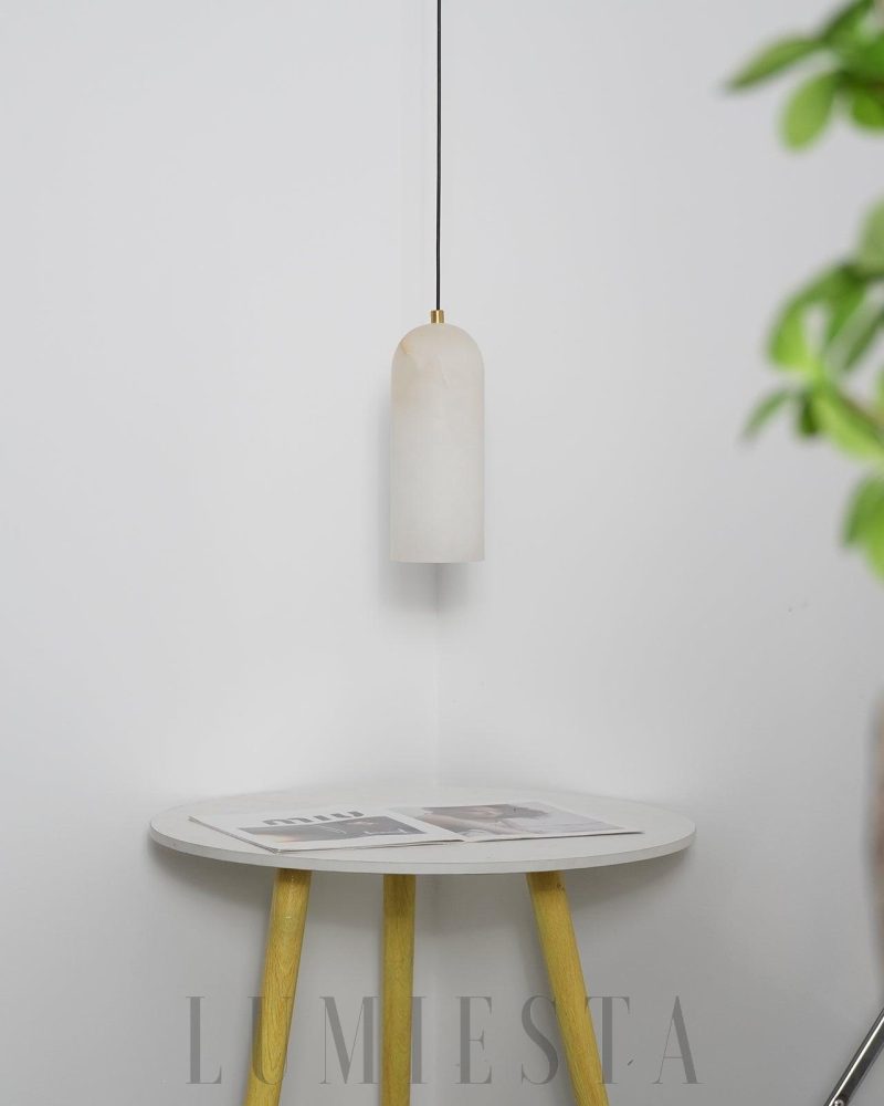 Lampa wisząca Monty w stylu mid-century z alabastrowym kloszem