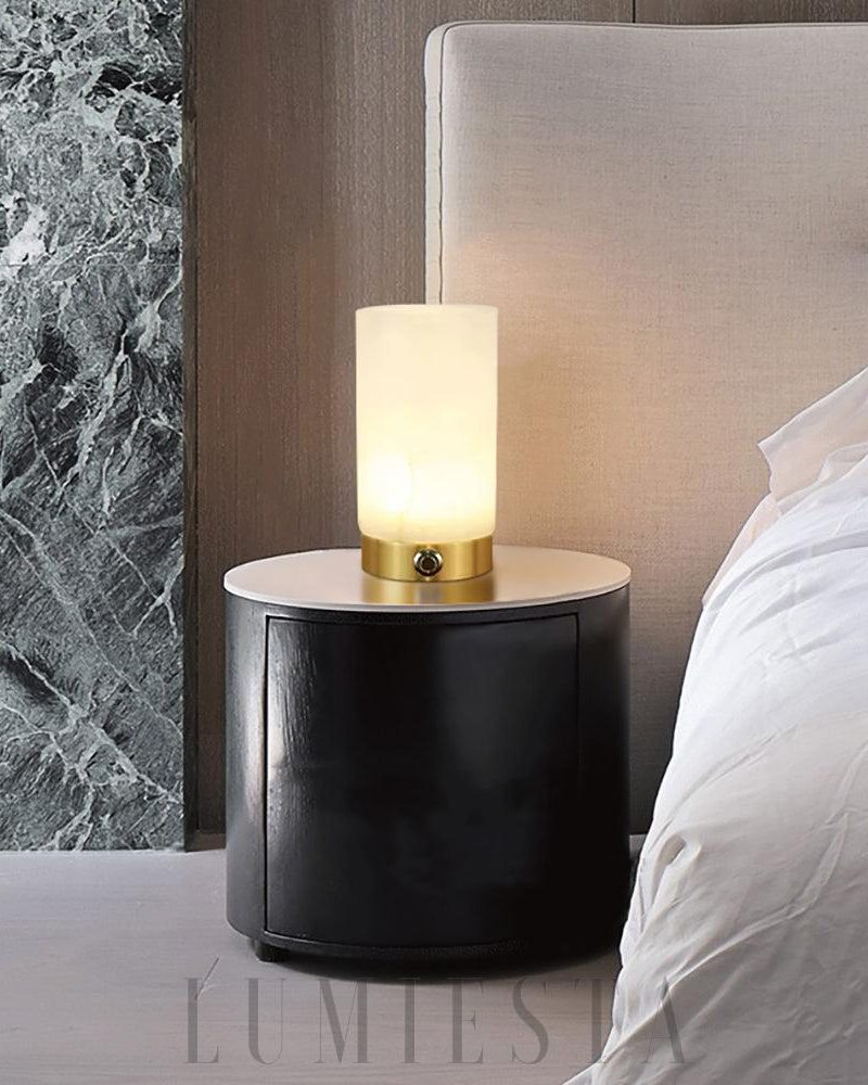 Lampa Stołowa Cylindryczna z Alabastru w Mosiężnej Obudowie