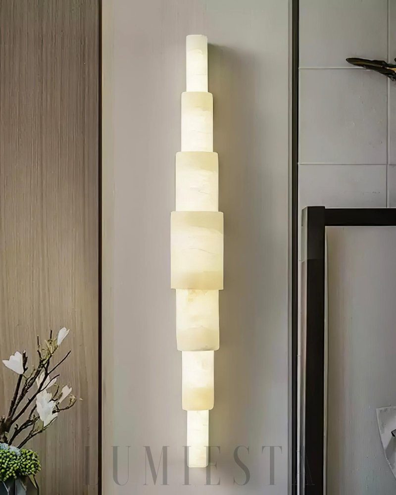 Lampa ścienna półcylindryczna Alba z alabastru w białym kolorze