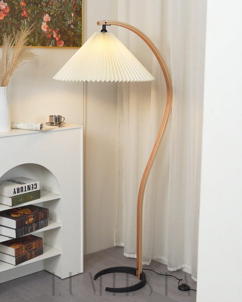 Lampa podłogowa Caprani z drewna w stylu skandynawskim 72cm