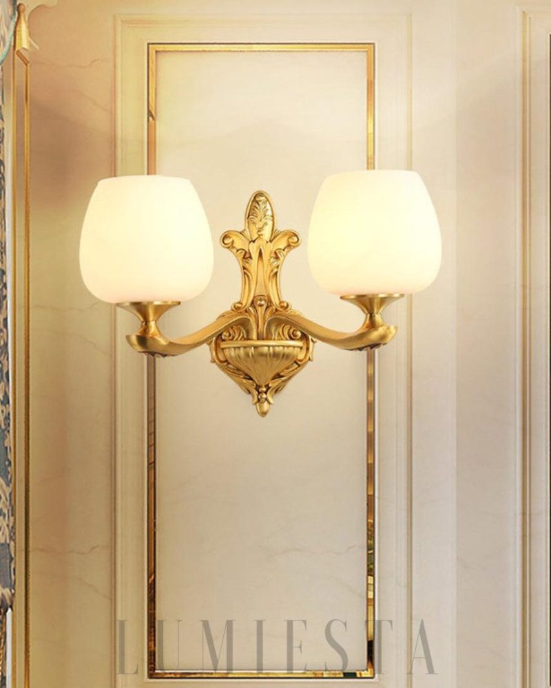 Lampa ścienna mosiężna z szklanym kloszem w stylu vintage