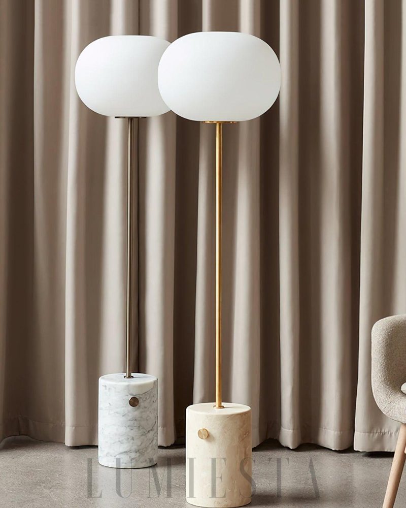 Lampa podłogowa z kulistym kloszem w złotym lub czarnym kolorze