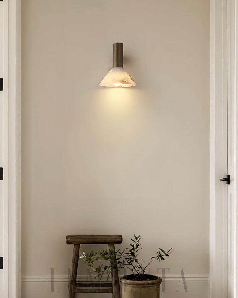 Lampa ścienna alabastrowa stożkowa w kolorze białym i złotym