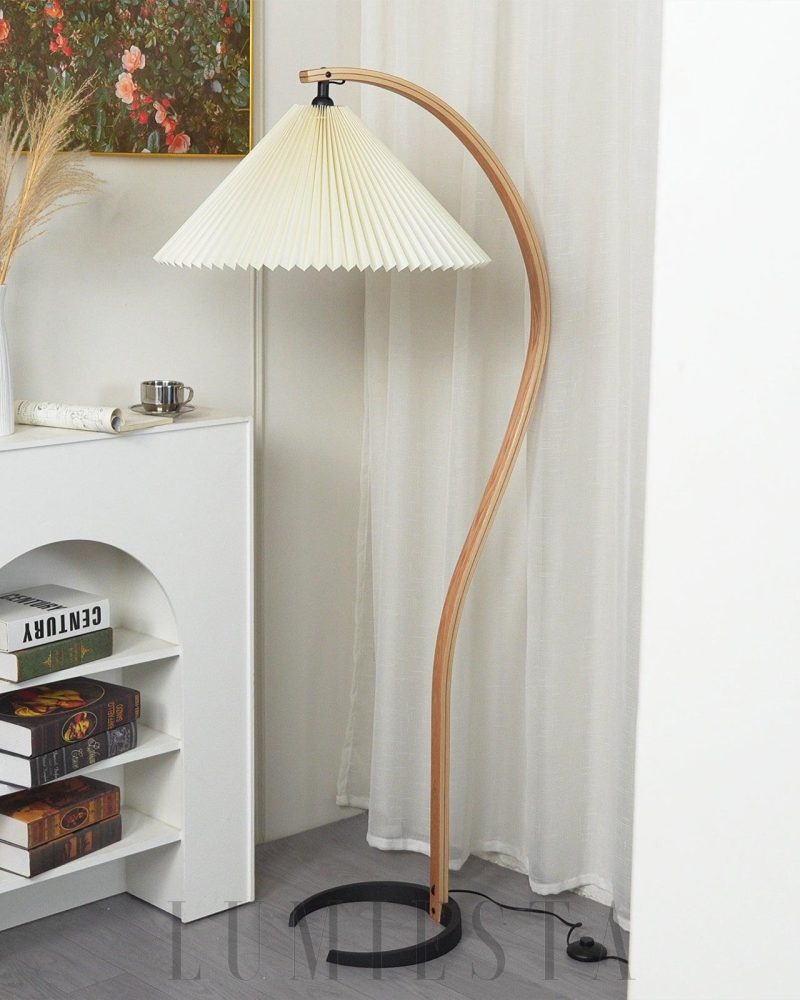 Lampa podłogowa Caprani z drewna w stylu skandynawskim 72cm