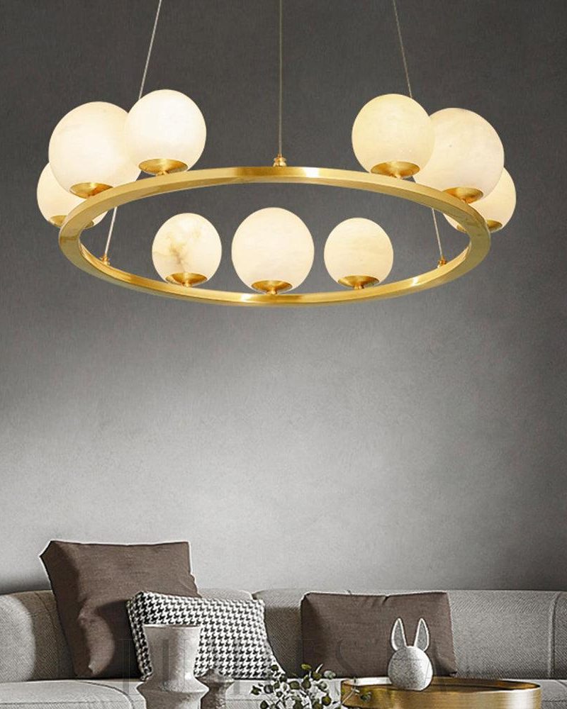 Lampa wisząca Tagliato Alabaster w kształcie kuli mosiężna