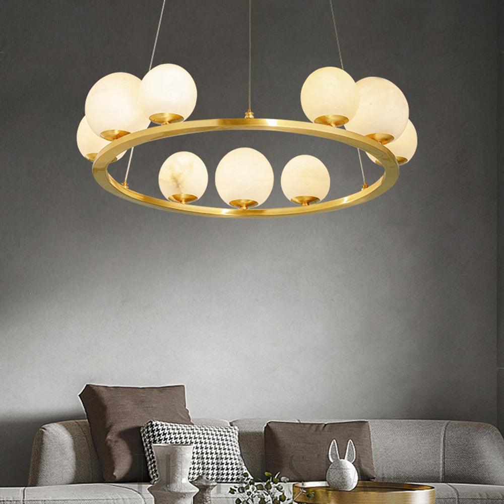 Lampa wisząca Tagliato Alabaster w kształcie kuli mosiężna