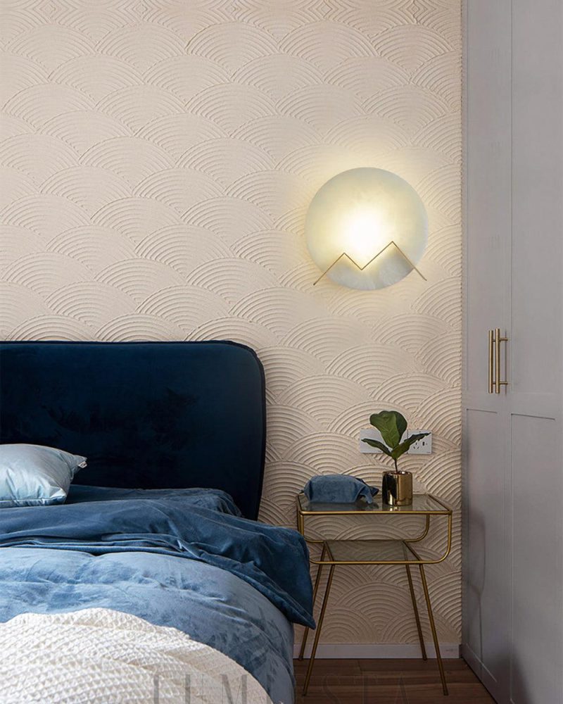 Lampa ścienna Alabaster M w kolorze mosiądzu i białym