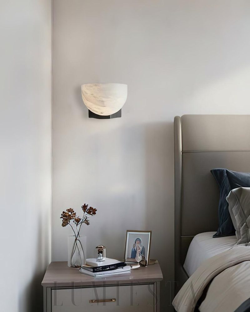 Lampa ścienna alabastrowa hemisferyczna w stylu nowoczesnym