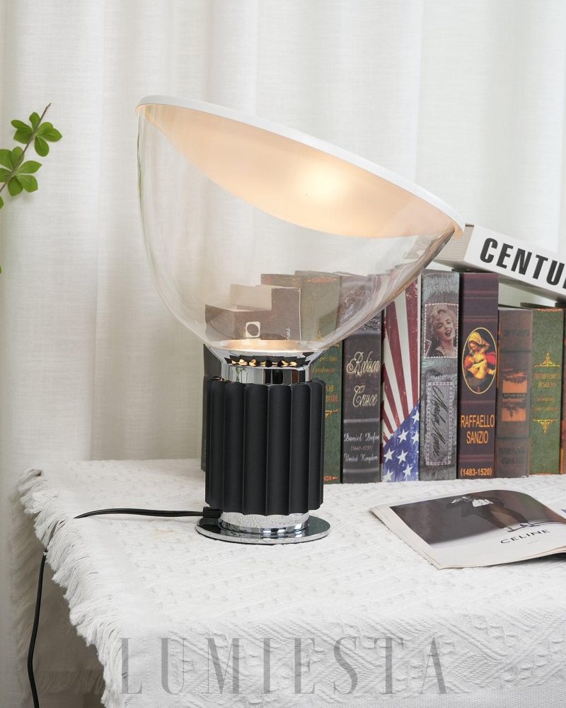 Lampa stołowa Taccia z przezroczystym kloszem i eleganckim designem