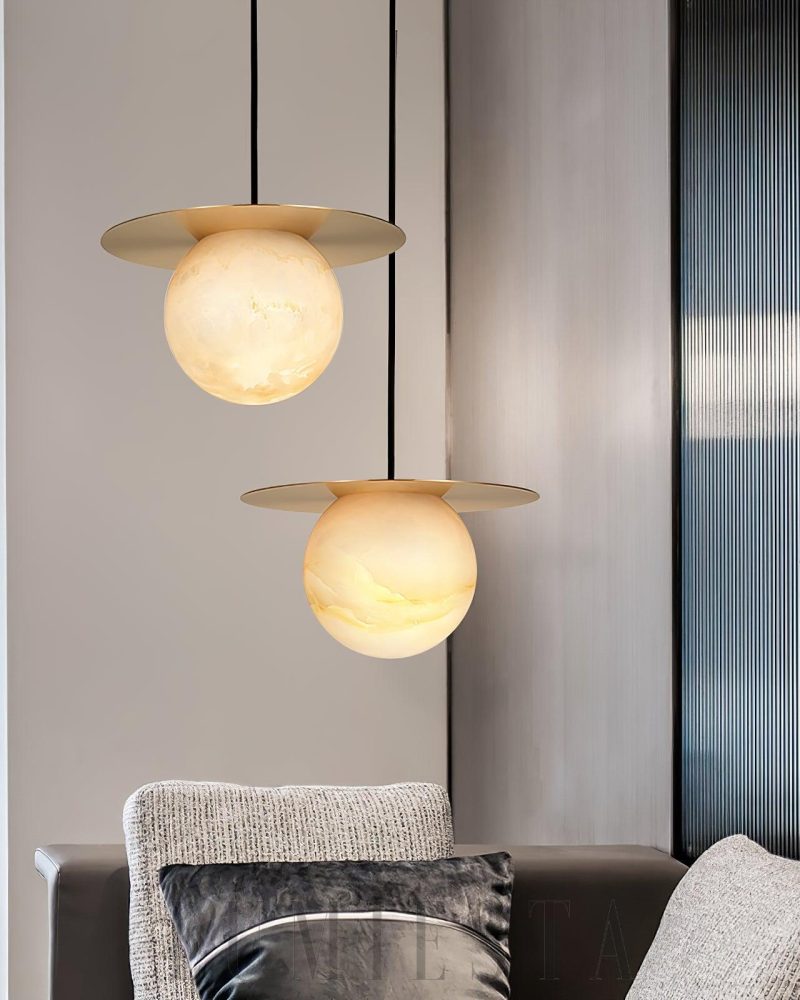 Lampa wisząca Borra w stylu mosiądzu z alabastrową kulą