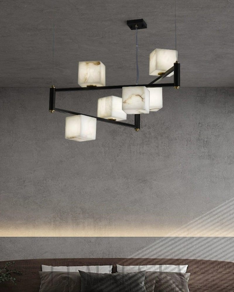 Lampa wisząca Alabaster kwadratowa z mosiężnymi detalami