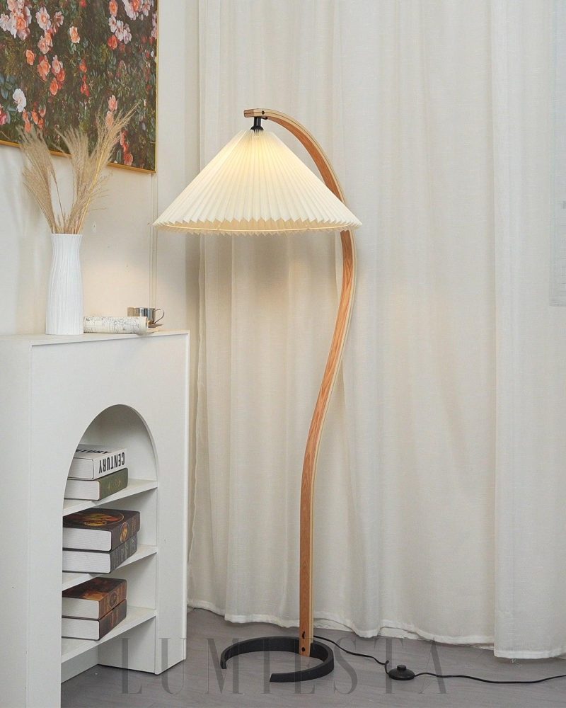Lampa podłogowa Caprani z drewna w stylu skandynawskim 72cm