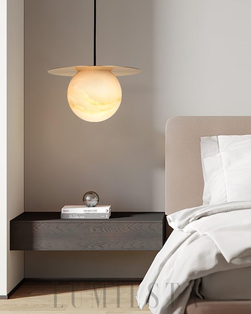 Lampa wisząca Borra w stylu mosiądzu z alabastrową kulą
